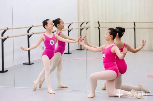 成人芭蕾男生压腿视频