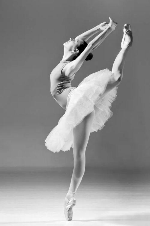 成人芭蕾男生压腿视频